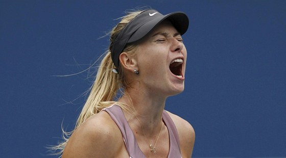JOOO! Ruská tenistka Maria arapovová si poádn oddechla, po boji postoupila...