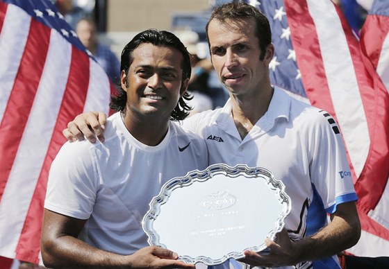 PORAENÍ FINALISTÉ. Leandr Paes a Radek tpánek ve finále tyhry na US Open