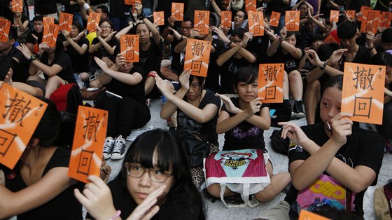 Stotisícový protest proti hodinám vlastenectví ped úadem vlády v Hong Kongu.
