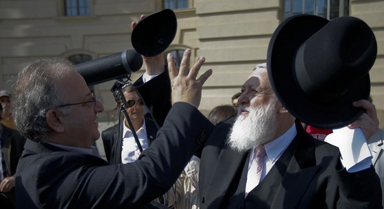 Rabín Jicchak Ehrenberg předává svou jarmulku předsedovi turecké komunity v