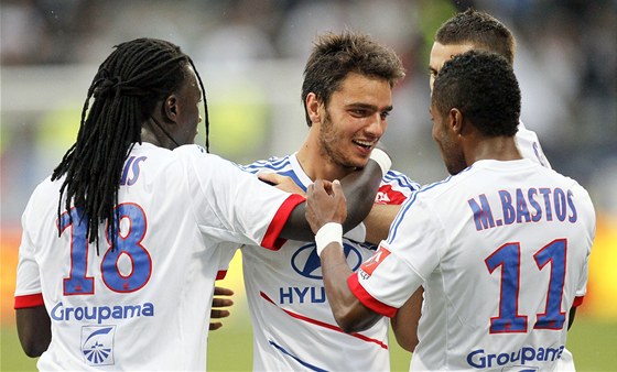 Fotbalisté Lyonu se oslavují gól, který vstelil Clement Grenier.