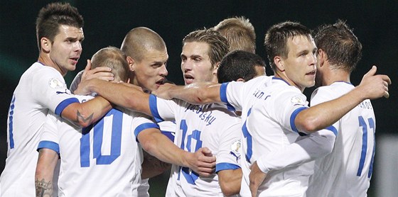 BRATIA SLAVÍ. Sloventí reprezentanti se radují z gólu v kvalifikaním utkání o