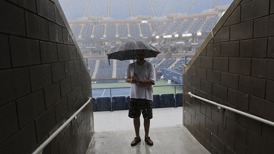 OTRAVNÝ DÉ. Fanouek vyrazil na semifinále US Open, ale kvli lijáku mu...