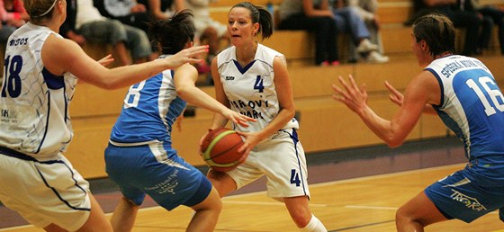 CO VYMYSLÍ? Karlovarská basketbalistka Baiba Egliteová v akci (ilustraní foto).
