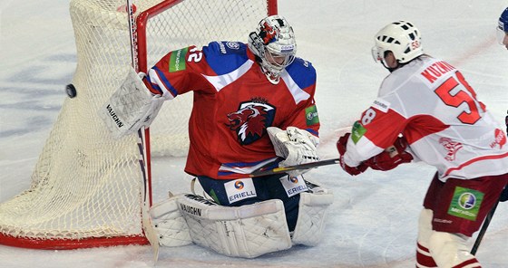HVZDA V BRANCE. Gólman Tomá Pöpperle proívá v KHL parádní start sezony.