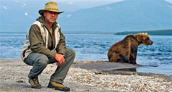 Petr Slavík na behu Kurilského jezera s jedním z jeho mnoha respektuhodných