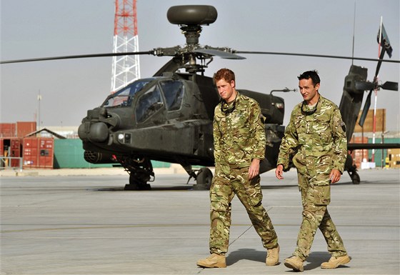 Princ Harry s kolegou u helikoptéry Apache na základn Bastion v afghánské...