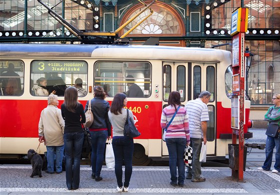 Lidé ekají na tramvajové zastávce u Masarykova nádraí v Praze. V metropoli zaal od pondlí platit zmnný jízdní ád. (3. záí 2012)