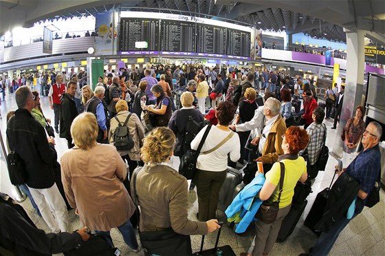Cestující se stávkující spoleností Lufthansa ekají v odletové hale letit ve