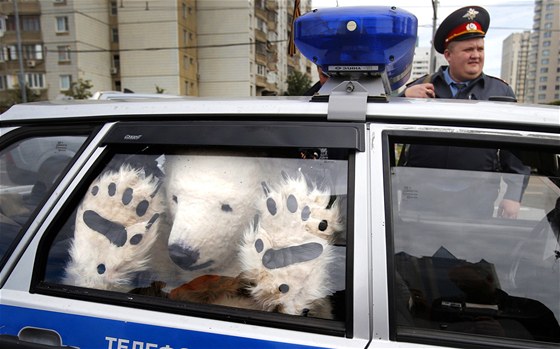 Aktivista hnutí Greenpeace v masce ledního medvda skonil po moskevské