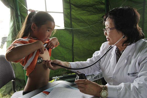 Do odlehlých oblastí vyráí celkem tyi mobilní kliniky, které mongolským