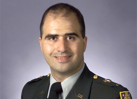 Archivní snímek psychiatra americké armády Nidala Malik Hasana. Ten v listopadu
