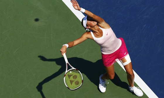 SERVIS. Andrea Hlaváková podává v utkání tetího kola US Open proti Marii