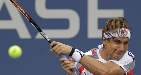 TAKHLE JO? David Ferrer po jednom z úder v utkání tetího kola US Open proti