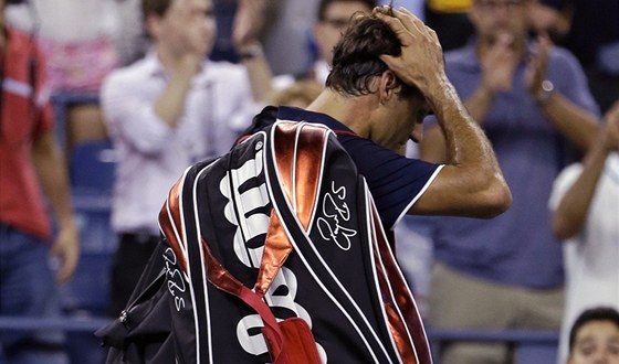 ZKLAMÁNÍ. Roger Federer opoutí kurt po prohe s Tomáem Berdychem.