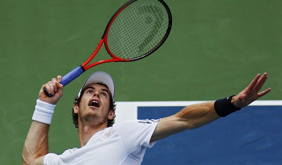 SERVIS. Andy Murray podává v semifinále US OPen.
