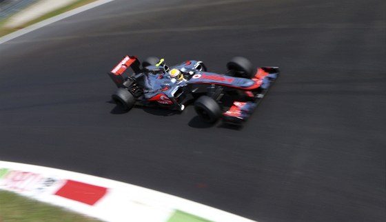 TI STA Z MSTA. Lewis Hamilton s vozem McLaren v trninku Velk ceny Itlie