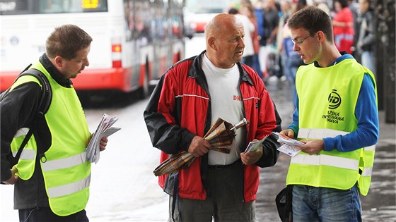 U v pátek chodili po mst pracovníci dopravního podniku, kteí cestujícím