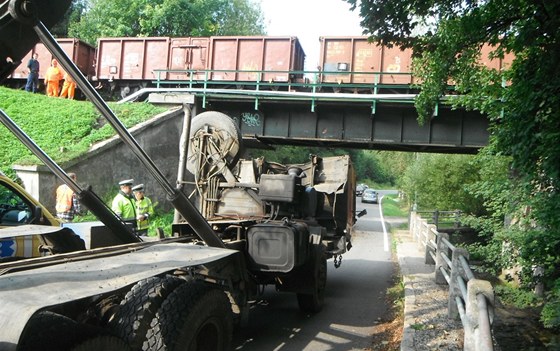 Nehoda nákladního auta u elezniního mostu v Semilech