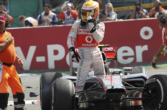 MAJÍ HO U V MCLARNENU DOST? Prodlouení smlouvy s týmem McLaren je zatím pro Hamiltona daleko.