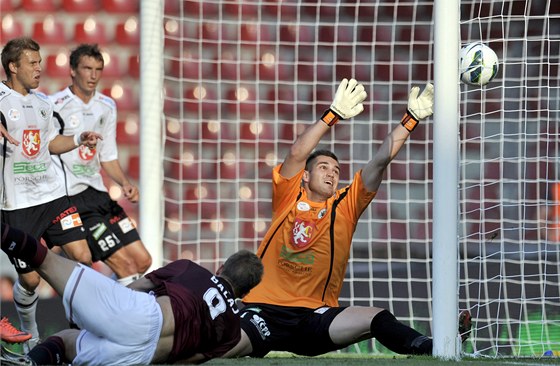 GÓL. Sparanský útoník Bekim Balaj pekonává hradeckého brankáe Tomáe Koubka.