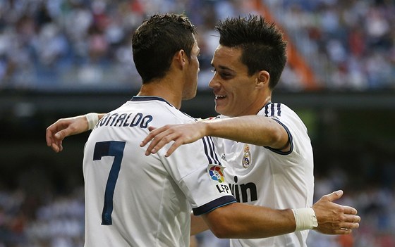 GRATULACE OD SPOLUHRÁE. Cristianu Ronaldovi z Realu Madrid (vlevo) blahopejek