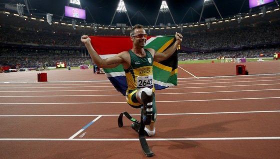 Oscar Pistorius pózuje se s jihoafrickou vlajkou po triumfu v paralympijském