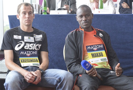 Jan Kreisinger (vlevo) a Patrick Makau pobí v sobotu destikilometrový závod.