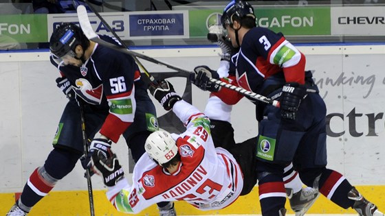 Vladimír Mihálik (vlevo) a Martin tajnoch (vpravo) ze Slovanu a Jevgenij