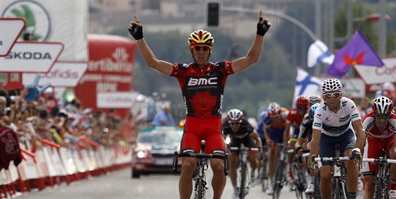Belgický cyklista Philippe Gilbert projídí vítzn cílem 19. etapy Vuelty,