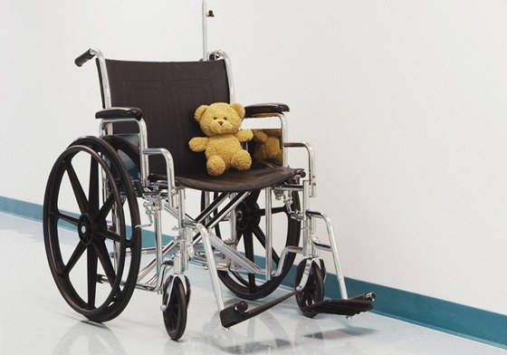 Medvídek na kolekovém kesle v nemocnici