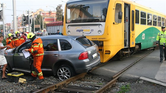 Opilý idi osobního auta v Olomouci brzy ráno vjel na pejezd a to navzdory varovné signalizaci. Poté do vozu narazil projídjící vlak.