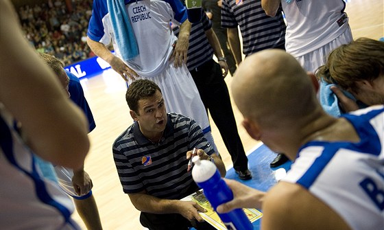 Pavel Budínský udílí pokyny basketbalovým reprezentantm.