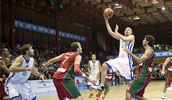 eský basketbalista Lubo Barto zakonuje na portugalský ko.