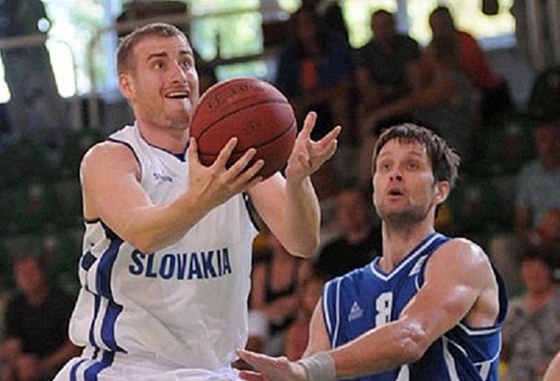 Slovenský rozehráva Roman Marko (vlevo) zakonuje v utkání s Islandem.