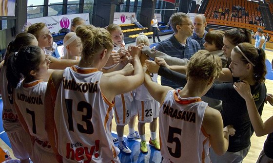 NÁSKOK NEPOMOHL. Basketbalistky V Praha sice bhem zápasu s Partizanem Blehrad získaly v jednu chvíli u sedmibodový náskok, nakonec ale prohrály po prodlouení.