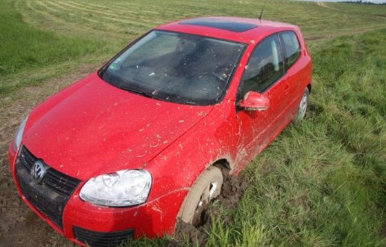 Auto zloinec na dálku zamknul a utekl ped policisty. 