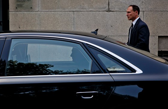 Prezident Václav Klaus nastupuje po smutečním obřadu za generála Tomáše
