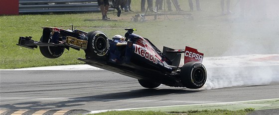 LÉTALO SE I V ITÁLII. Týden po Velké cen Belgie, kde se dostal do vzduchu Romain Grosjean, se vznesl se svým autem Jean-Eric Vergne.