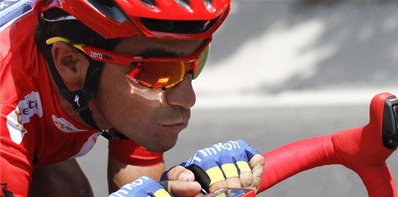 DRUHÝ TRIUMF NA VUELT. panlský cyklista Alberto Contador si jede v poslední