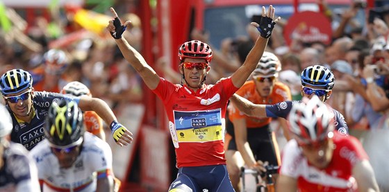 VÍTZSTVÍ JE MOJE. Alberto Contador se v cíli závrené etapy raduje z