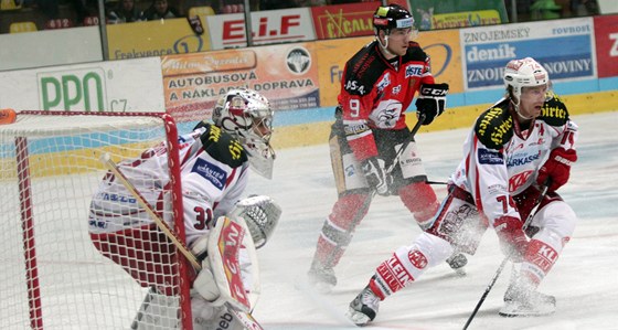 Momentka z utkání mezi hokejisty Znojma a Klagenfurtu.