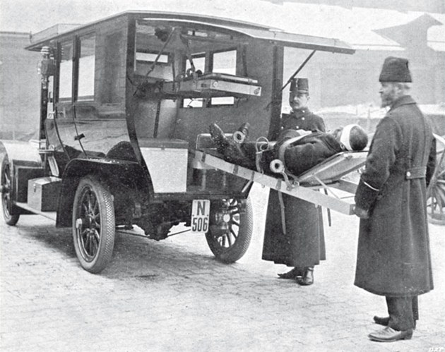 První automobil, který záchranná sluba v Praze pouívala, je z roku 1910