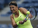 ÚSILÍ. Bloruská tenistka Viktoria Azarenková zasahuje míek pi tvrtfinále US