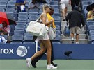 RYCHLE PRY. Ruská tenistka Maria arapovová prchá ped detm bhem