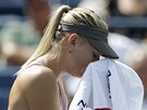 ACH JO. Ruská tenistka Maria arapovová schovává tvá v runíku.