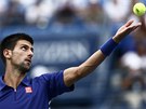 SERVIS. Srbský tenista Novak Djokovi podává v osmifinále US Open