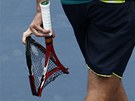 NA PL. výcarský tenista Stanislas Wawrinka vzteky rozlámal raketu v souboji s