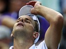 Americký tenista Andy Roddick sundává kiltovku bhem US Open.