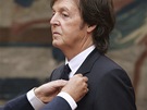 Francouzský prezident François Hollande pedal Paulovi McCartneymu ád estné...
